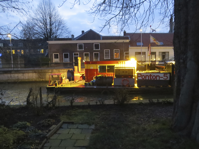 907899 Afbeelding van de verlichte baggerschuit 'Ponton-5' op de Vecht te Utrecht tegen de avond, vanuit de tuin van de ...